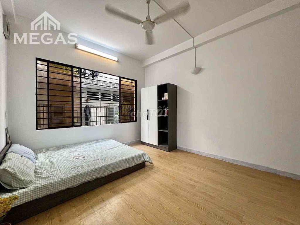 The sunlight apartment studio is in the bridge, Districtary.