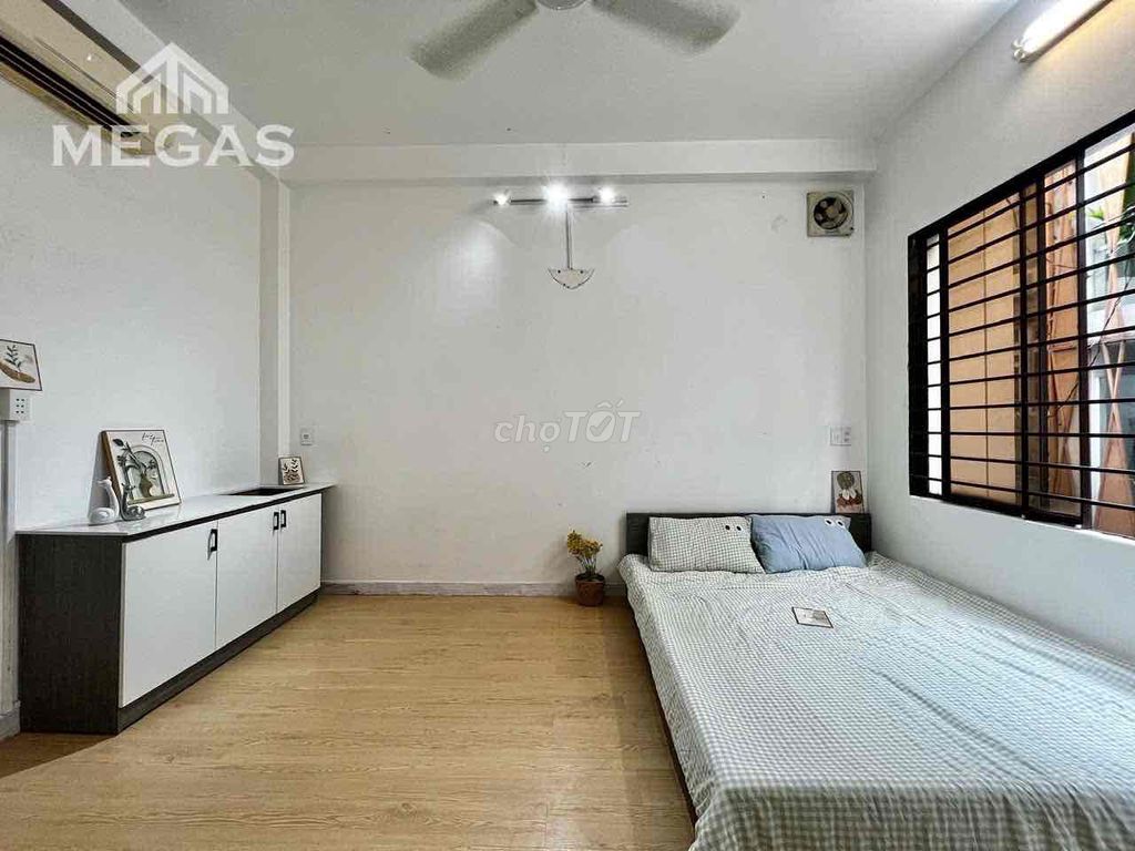 The sunlight apartment studio is in the bridge, Districtary.