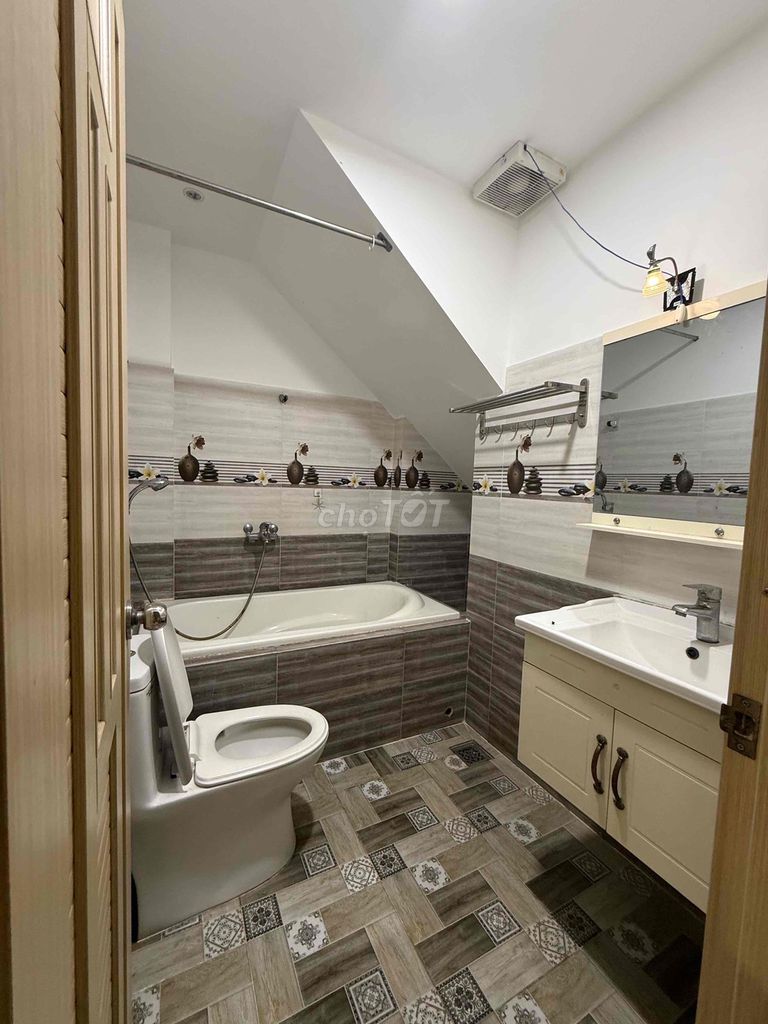 Rent the service apartment with the closets, air conditioning,