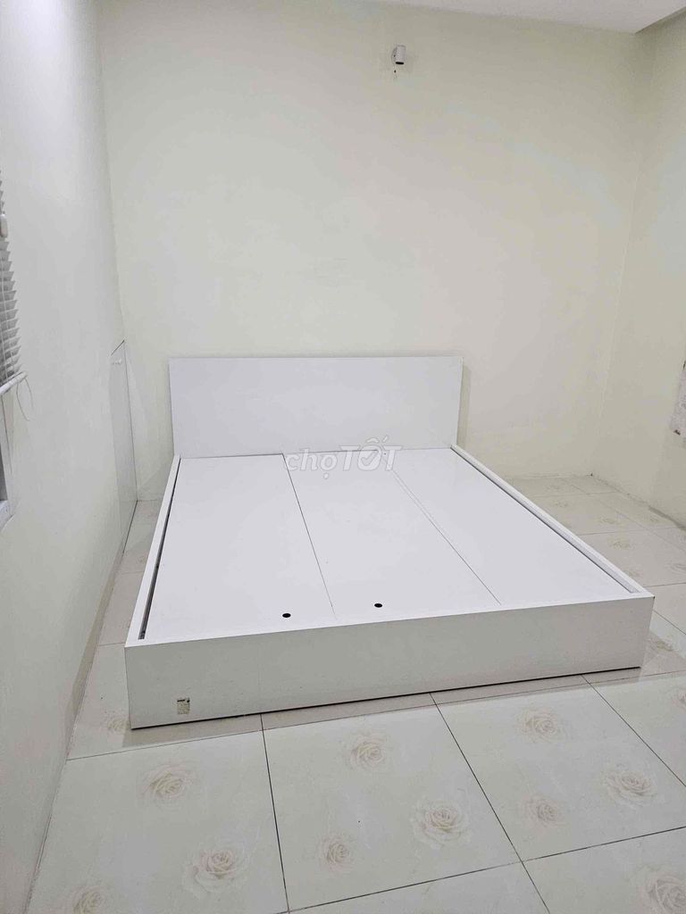 Rent the service apartment with the closets, air conditioning,