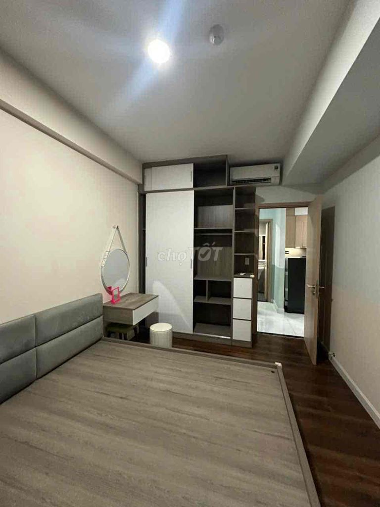 Renting apartment building. One bedroom. One bathroom.