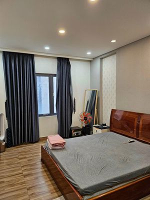 Rent three floors near the park, 5 x 20 meters, 12 meters wide.