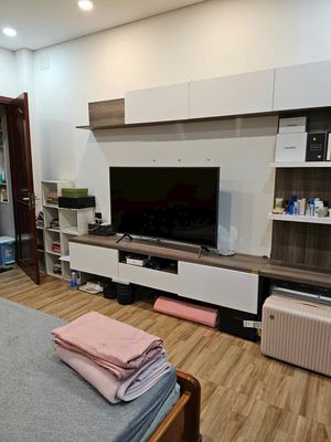 Rent three floors near the park, 5 x 20 meters, 12 meters wide.