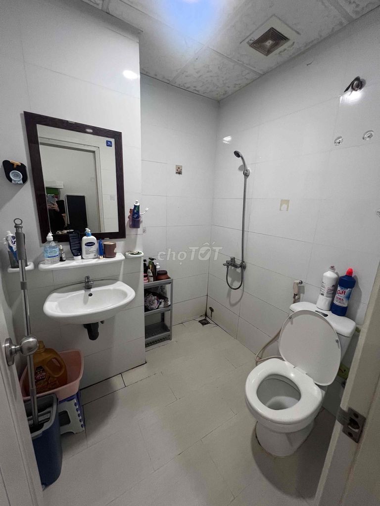 Find roommate/slot female at set 1:1 (a female) Topaz Elite District 8