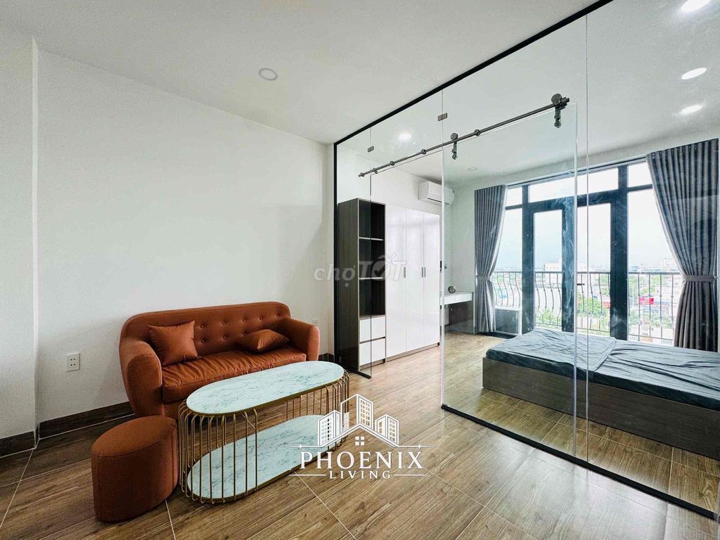 The studio is a super-beautiful split room.