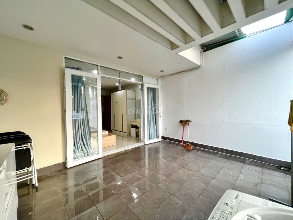 Rent a kitchen room for only 5 million2 in the Big House.