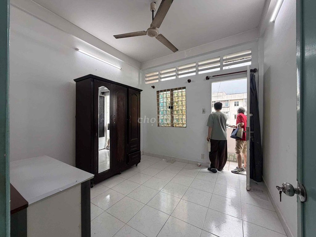 The Old Hồ Văn Huê Home, two bedrooms. A super-beautiful toilet.