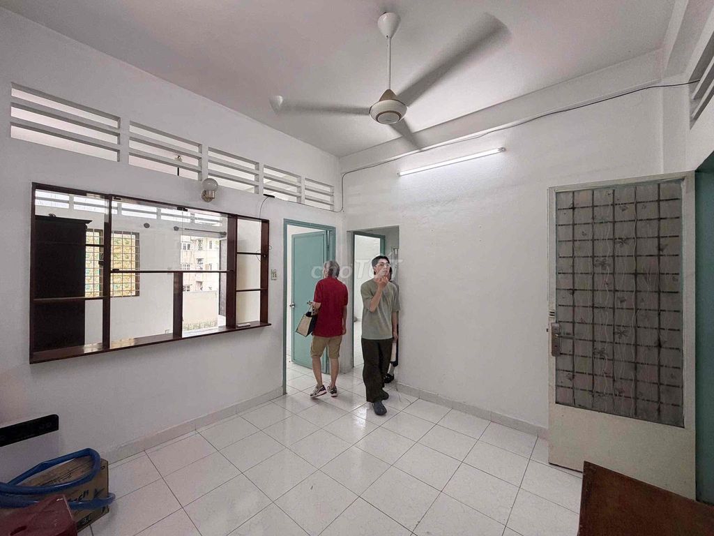 The Old Hồ Văn Huê Home, two bedrooms. A super-beautiful toilet.