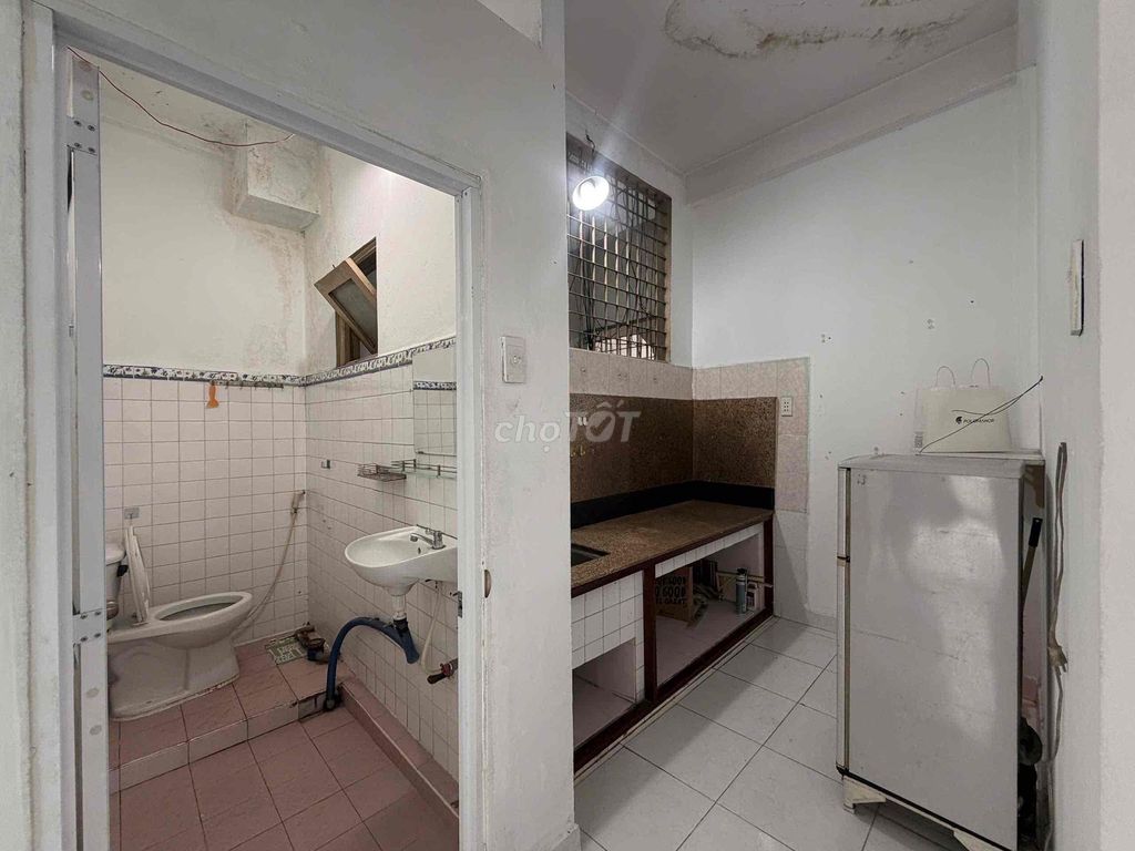 The Old Hồ Văn Huê Home, two bedrooms. A super-beautiful toilet.