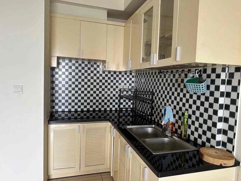 It's the owner who rents peace. Two bedrooms. Two bathrooms, nice 10 million a month.