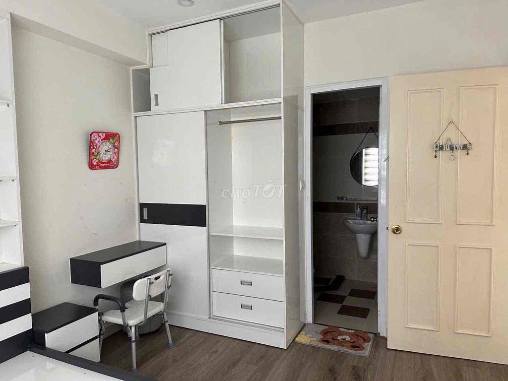 It's the owner who rents peace. Two bedrooms. Two bathrooms, nice 10 million a month.