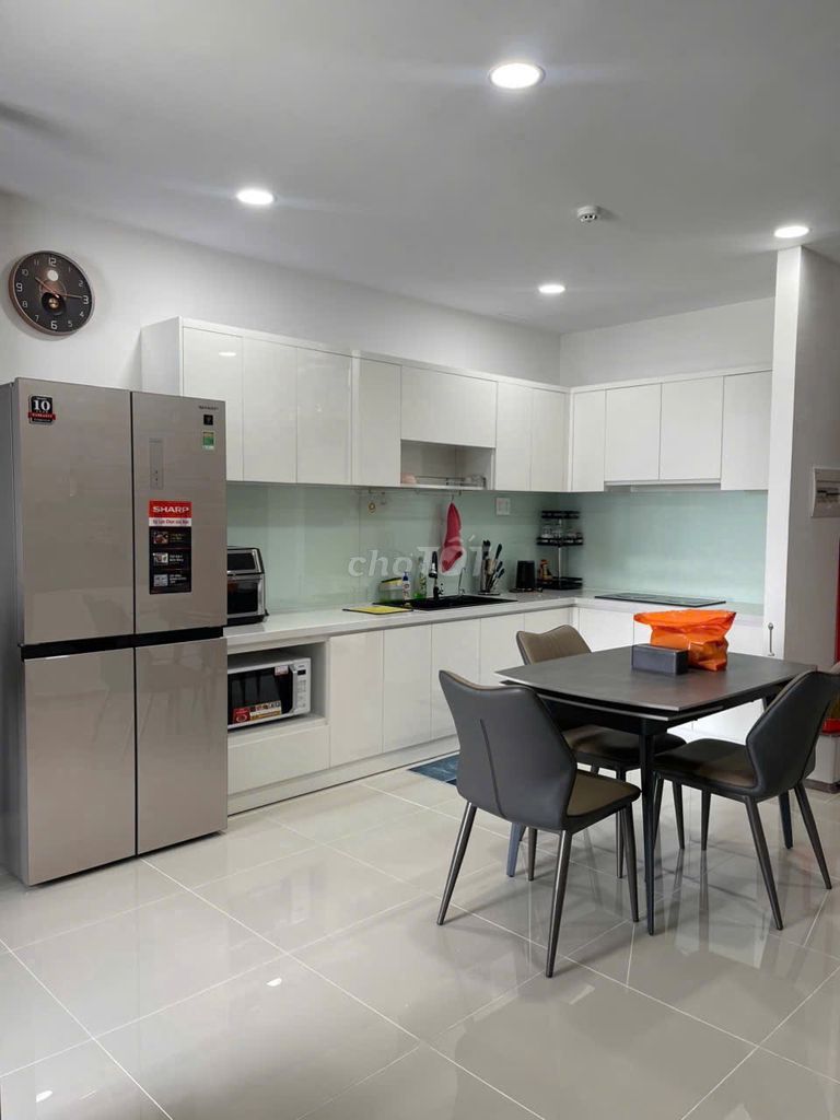 The three bedrooms have 12 million air conditioning a month. It's got 13 million a month.