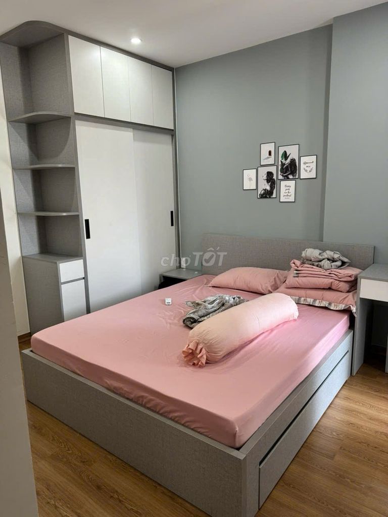 The three bedrooms have 12 million air conditioning a month. It's got 13 million a month.