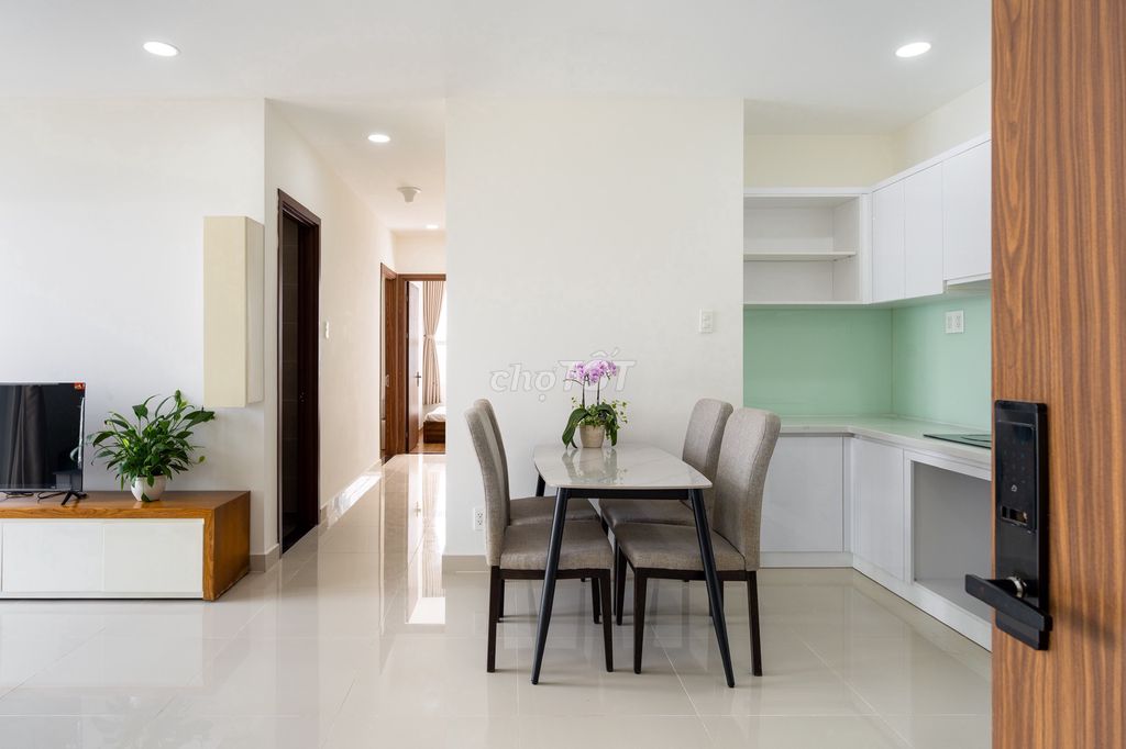 The three bedrooms have 12 million air conditioning a month. It's got 13 million a month.