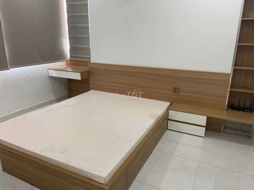 The owner rented the two bedrooms to the two houses. The 82-foot toilets.