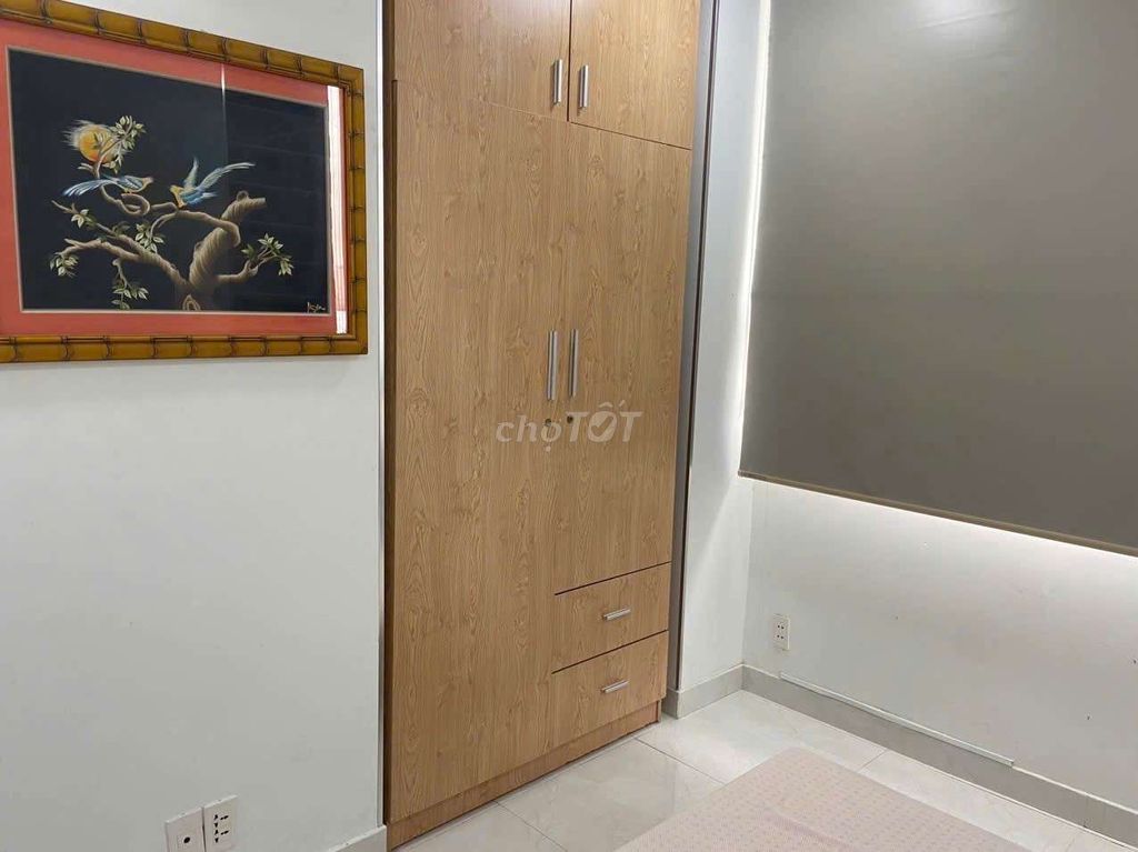 The owner rented the two bedrooms to the two houses. The 82-foot toilets.