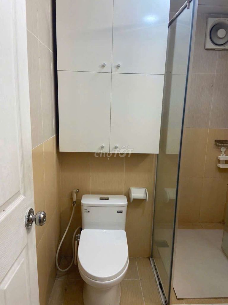 The owner rented the two bedrooms to the two houses. The 82-foot toilets.