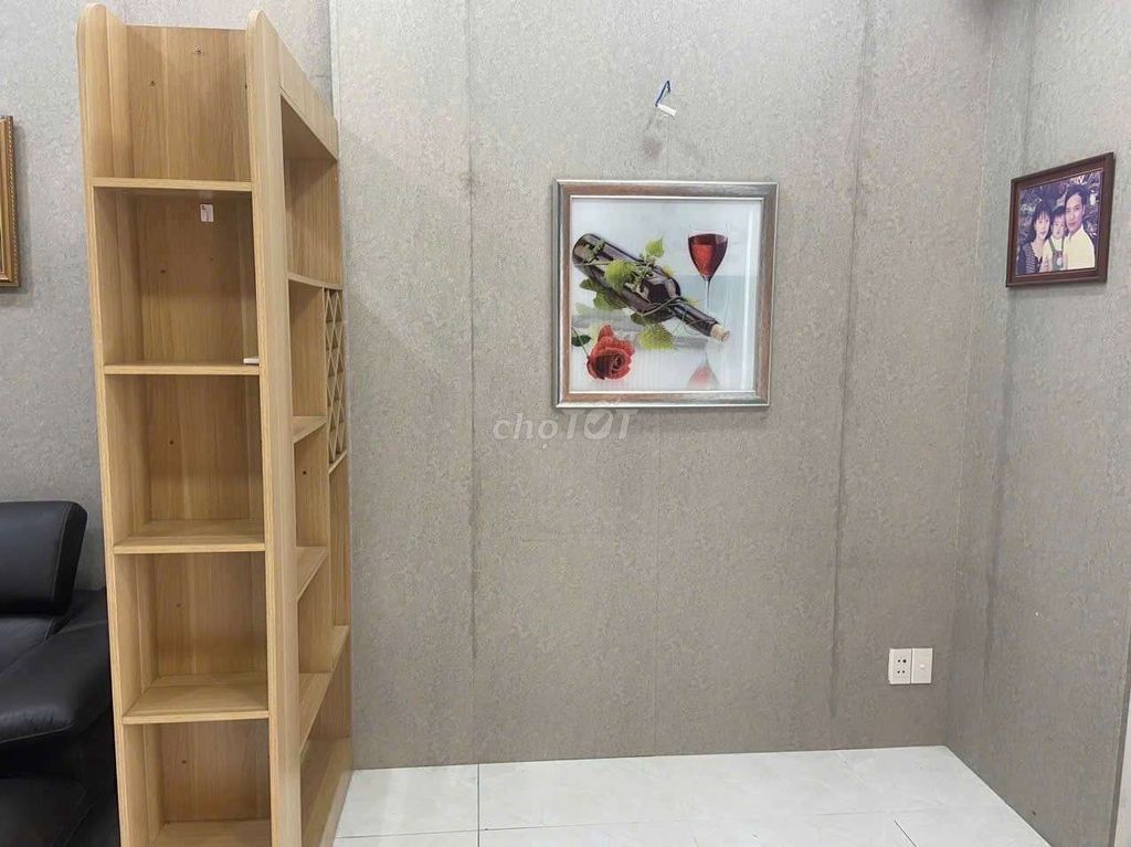 The owner rented the two bedrooms to the two houses. The 82-foot toilets.