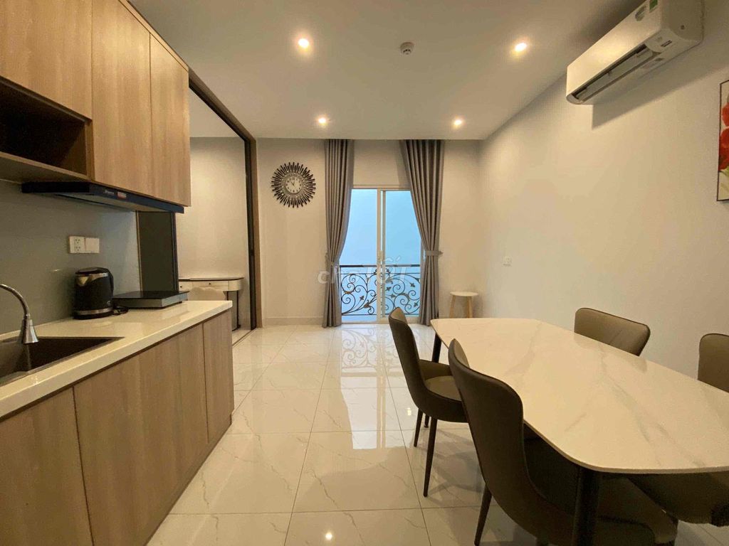 The House of One Bed Near the Tan Son of Nhutang Airport
