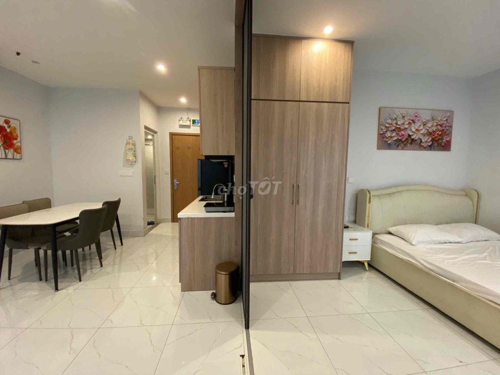 The House of One Bed Near the Tan Son of Nhutang Airport