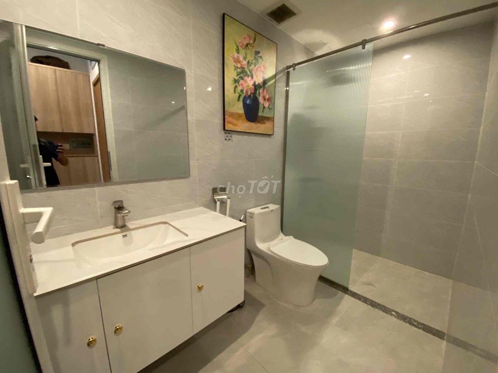 The House of One Bed Near the Tan Son of Nhutang Airport