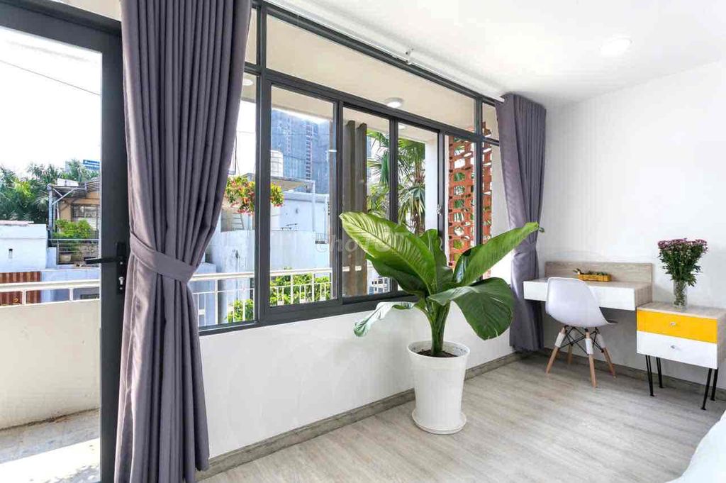 It's the main store for the senior studio -- right in the center of Hai Bà Trưng,