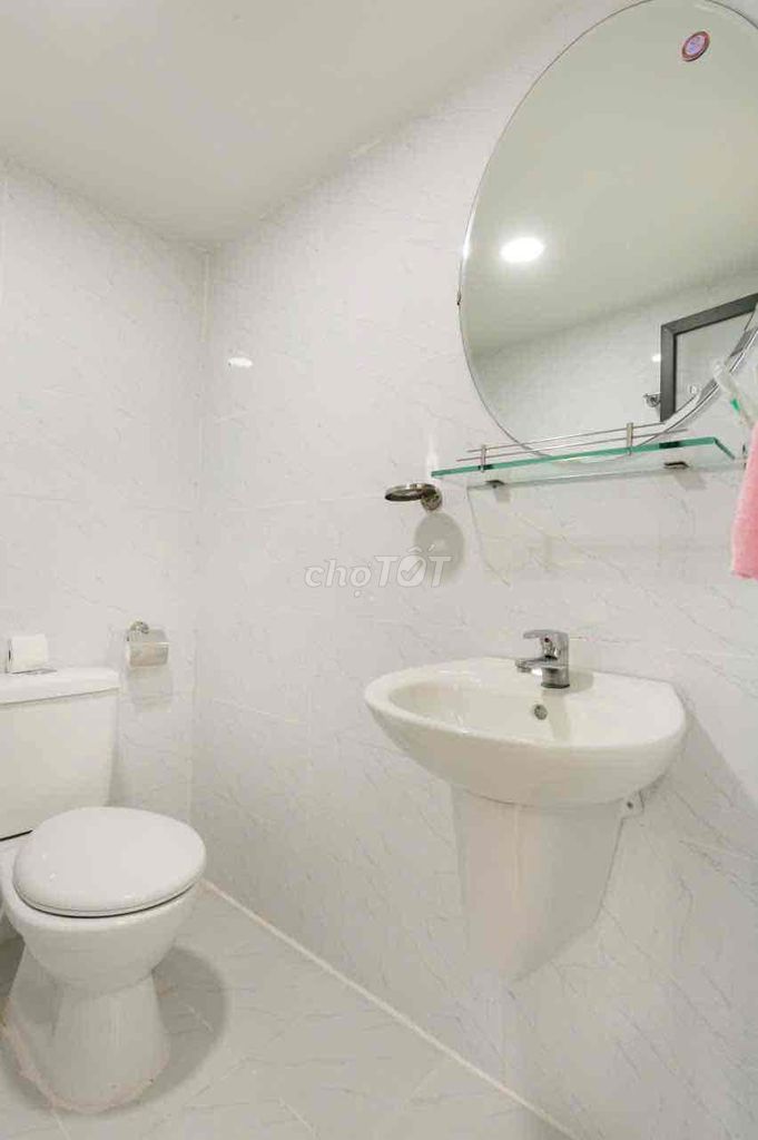 It's the main store for the senior studio -- right in the center of Hai Bà Trưng,