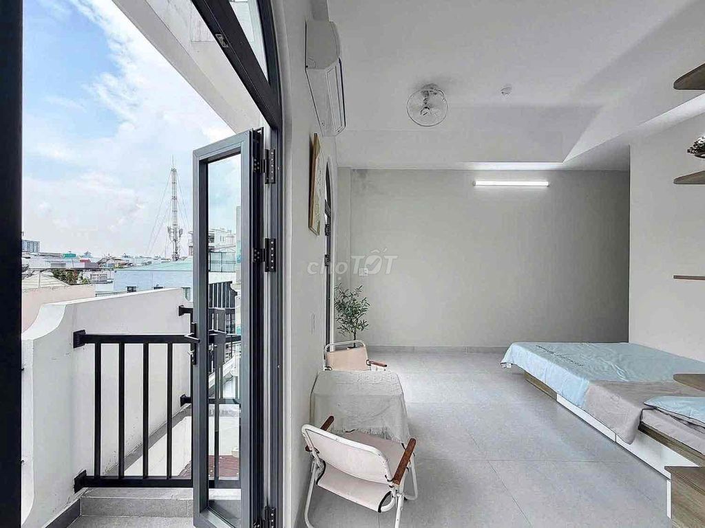 Open up the new house -- the brand new studio at the new market, New P.