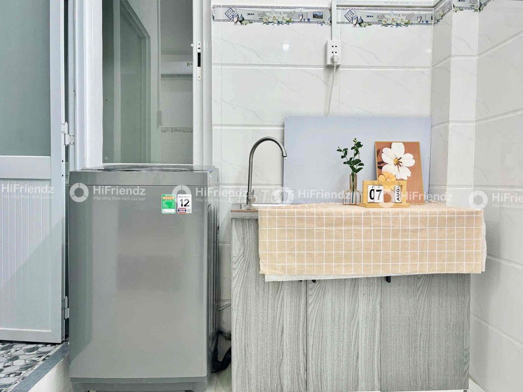 The studio has windows and private washing machines in the room.