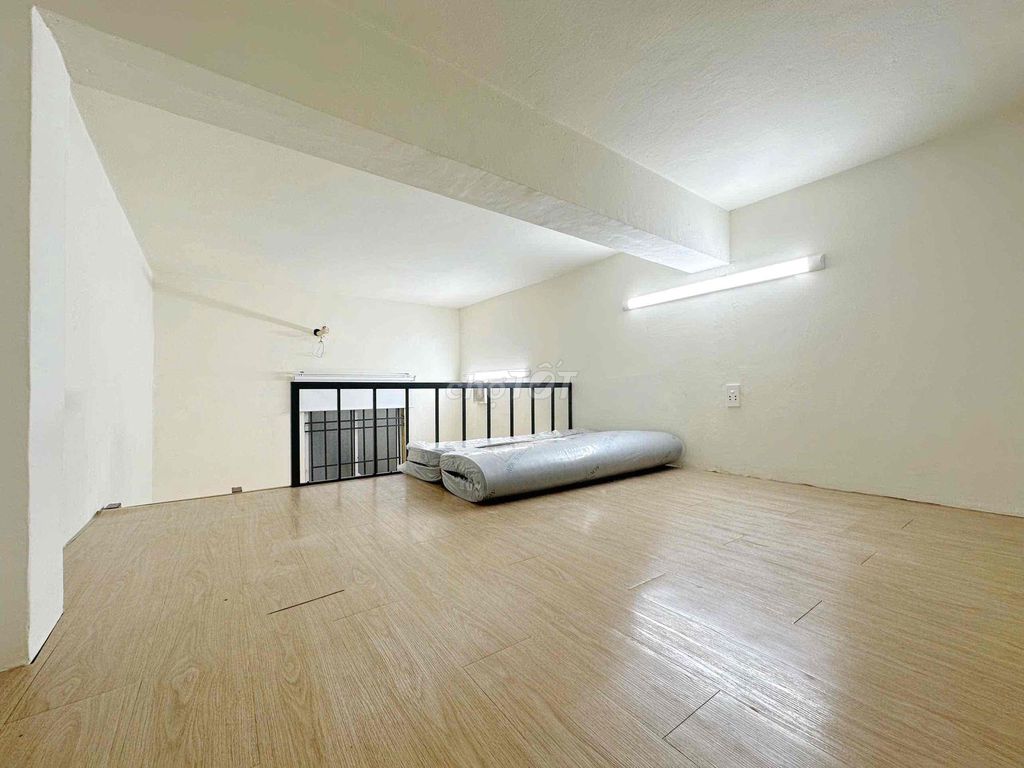 Room full empty interior near the empty free free cycle