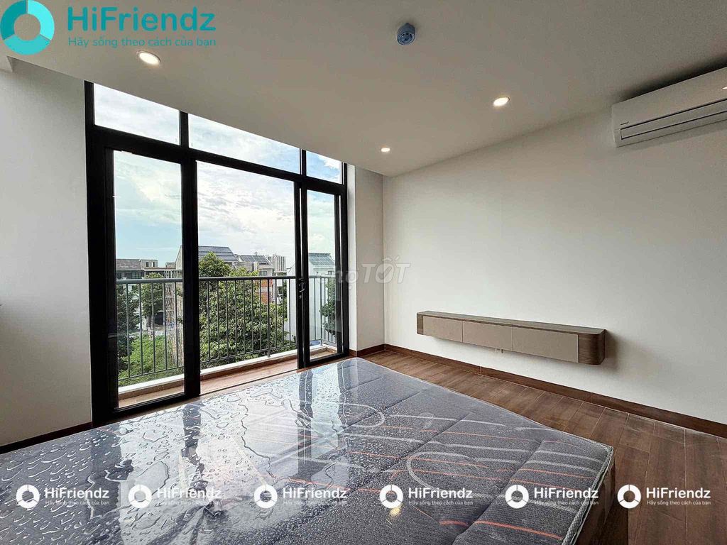 The balcony studio has been super-viewed, super-optimal in the district of 2 deserves to live.