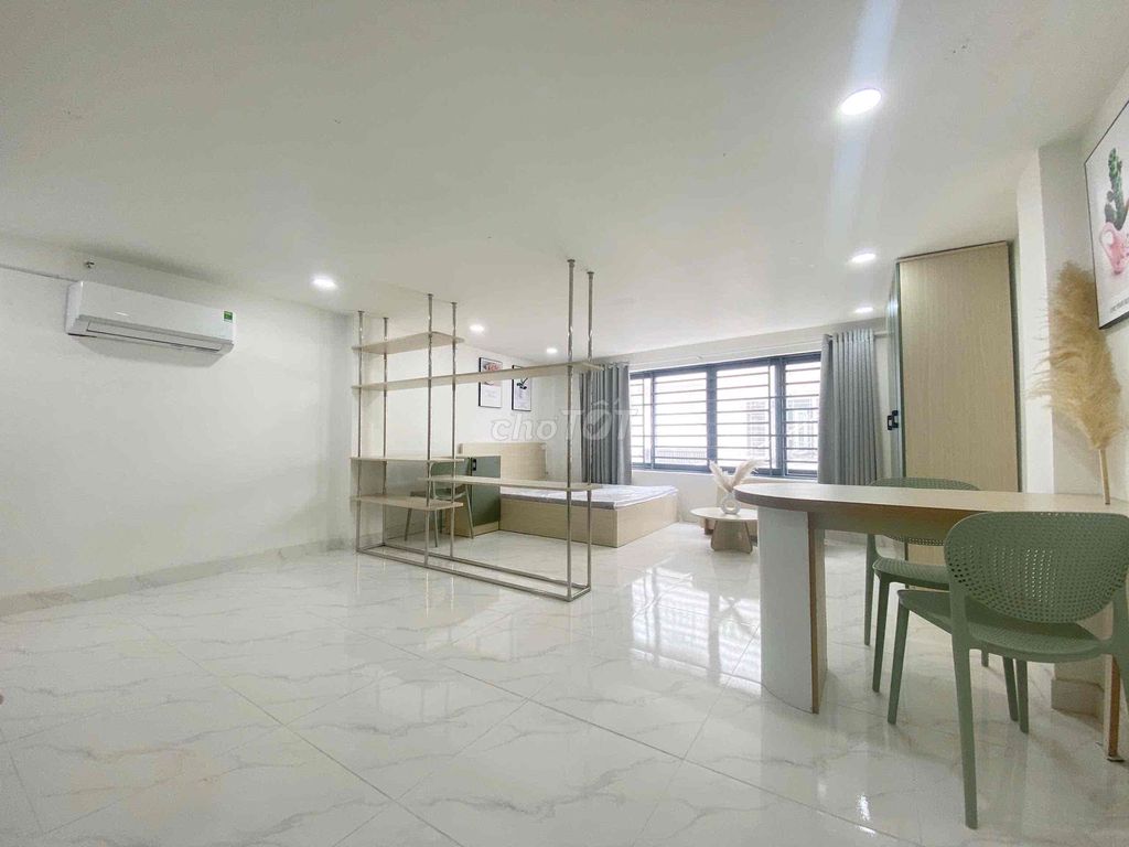 Only 100 percent. 35 M2. The open sky window Full of market furniture.