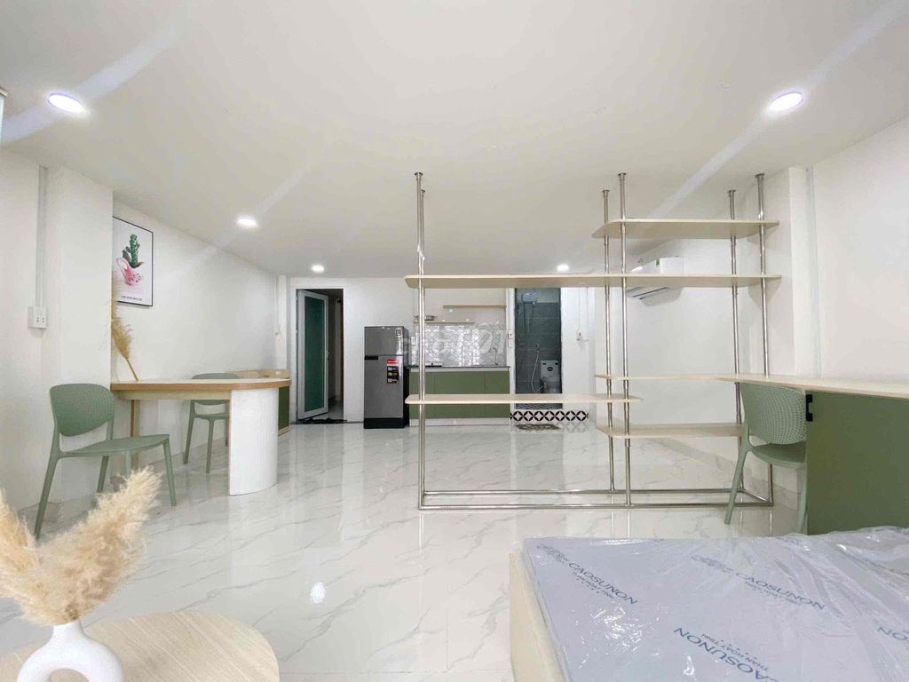Only 100 percent. 35 M2. The open sky window Full of market furniture.
