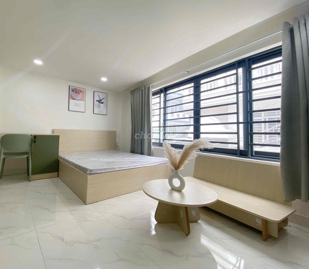 Only 100 percent. 35 M2. The open sky window Full of market furniture.