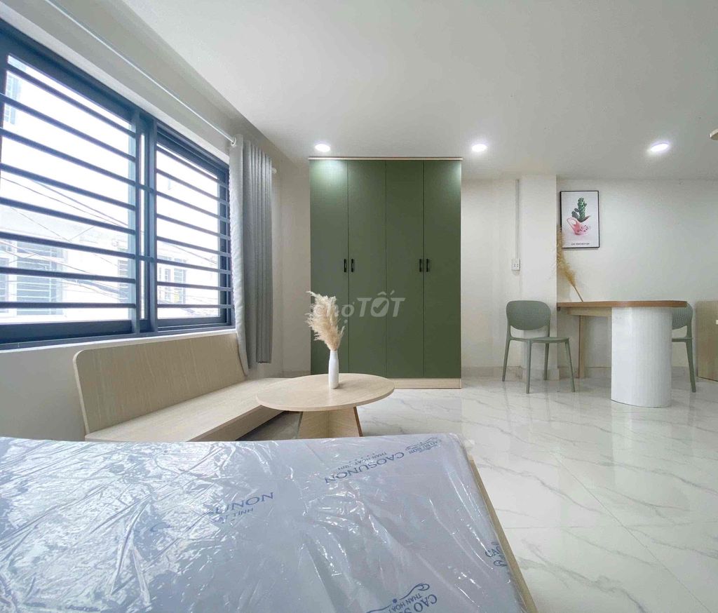Only 100 percent. 35 M2. The open sky window Full of market furniture.