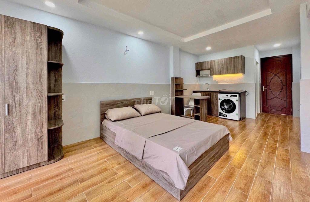 The 35 M2 balcony studio - full interior - center of the 10th.