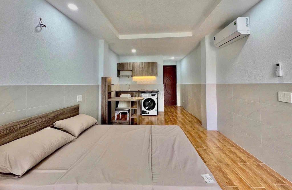 The 35 M2 balcony studio - full interior - center of the 10th.