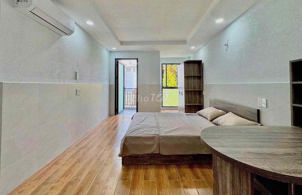 The 35 M2 balcony studio - full interior - center of the 10th.