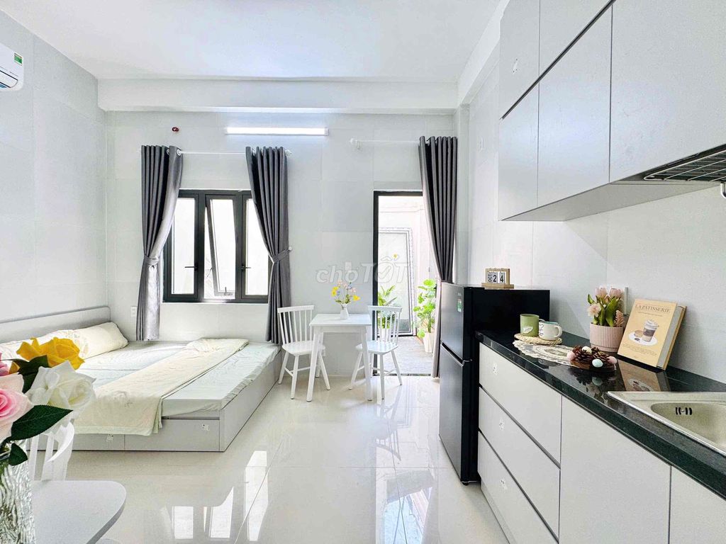 The new construction apartment has 102 in Lạc Long Quân - Europe. There's a full interior balcony.