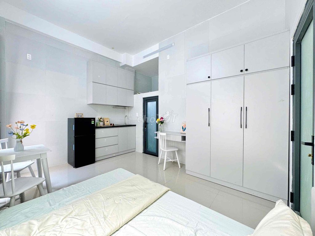 The new construction apartment has 102 in Lạc Long Quân - Europe. There's a full interior balcony.
