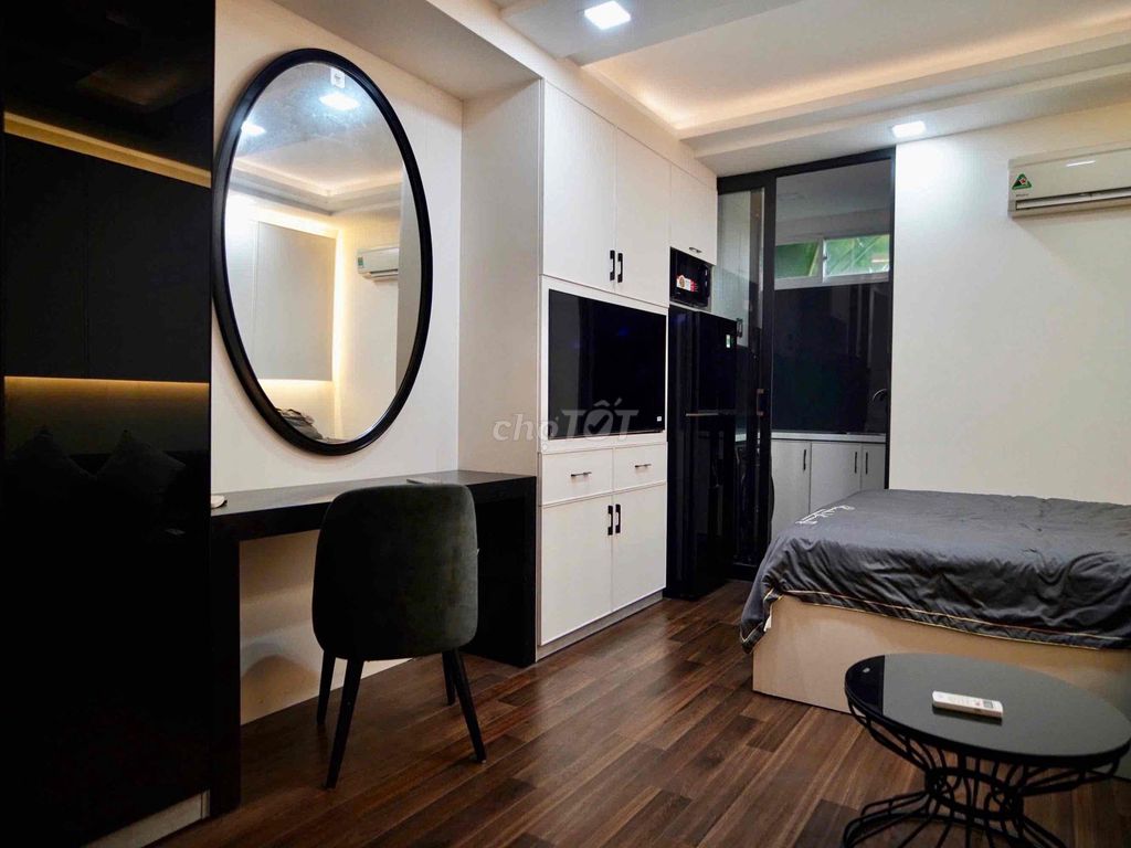 The apartment is a full bedroom near Tan Son Nhut Airport. Nine million9.