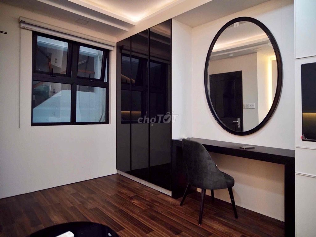 The apartment is a full bedroom near Tan Son Nhut Airport. Nine million9.