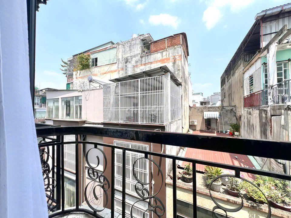Pass the Full Building, An Dương Vương, Ré 5