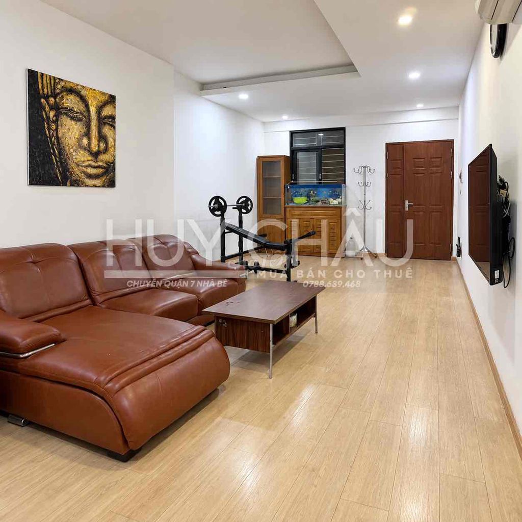 Three bedrooms, four toilets.