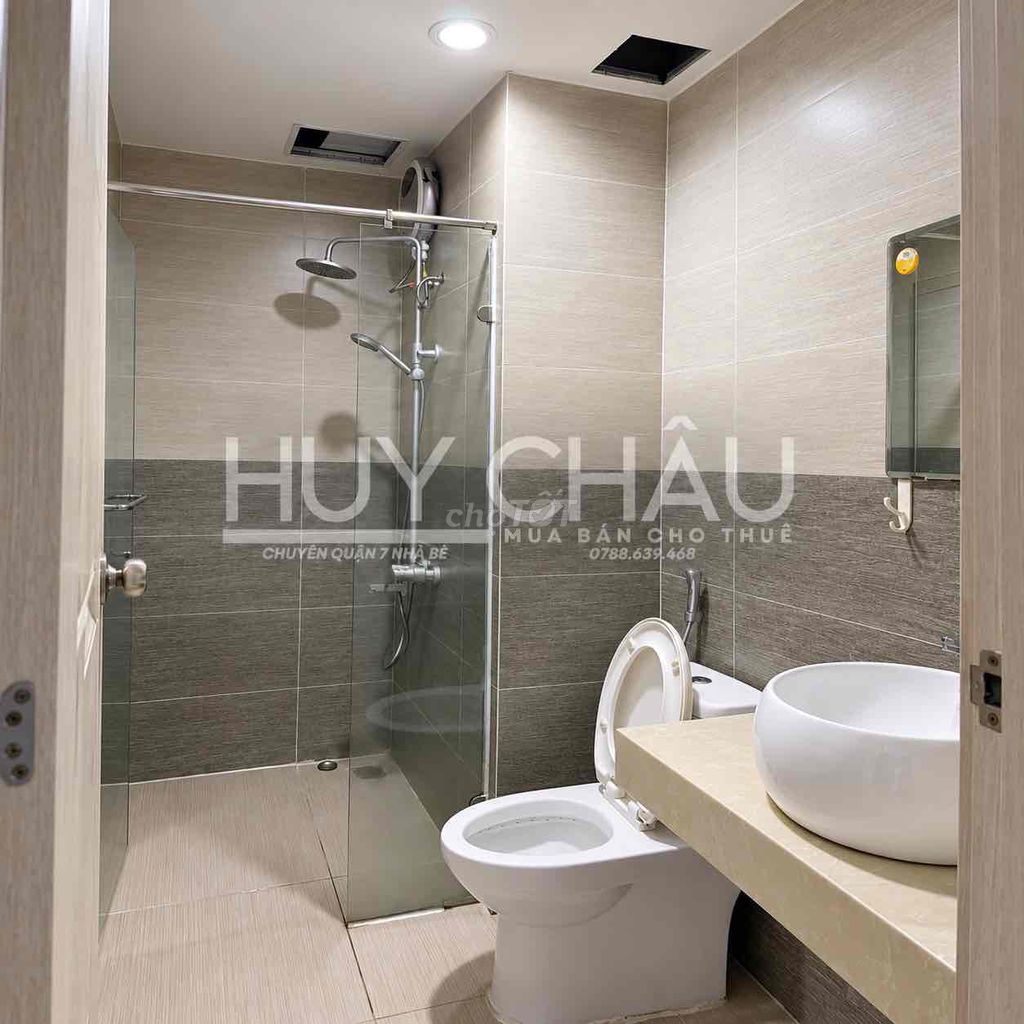 Three bedrooms, four toilets.