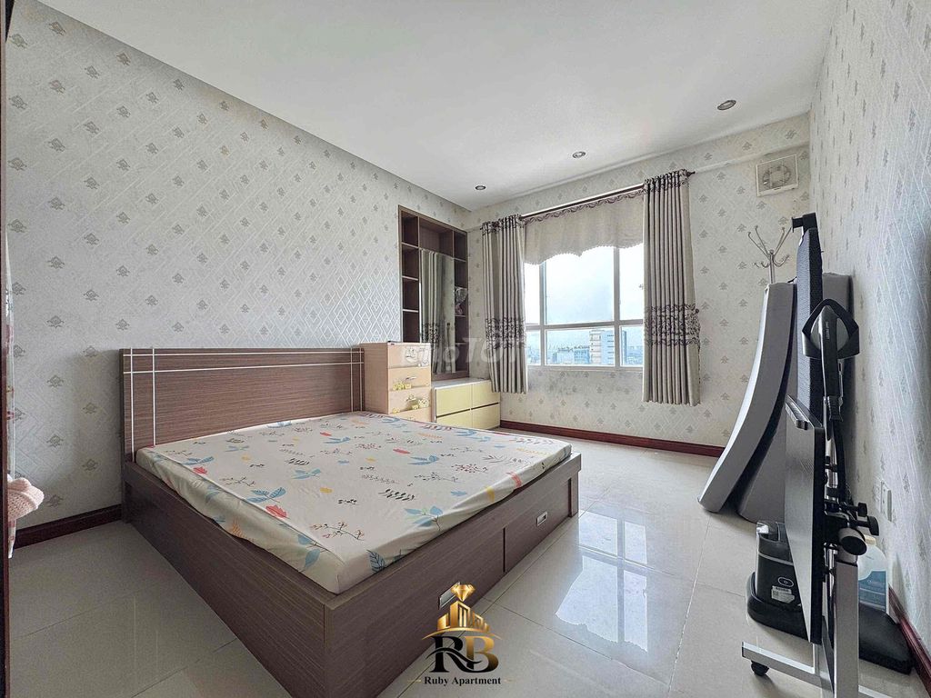 Rent North Pacific apartment. A ballcony view housemark is 56 meters wide.