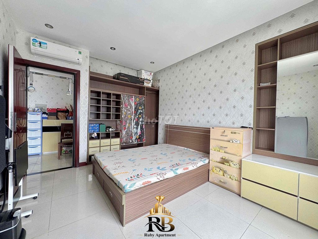Rent North Pacific apartment. A ballcony view housemark is 56 meters wide.