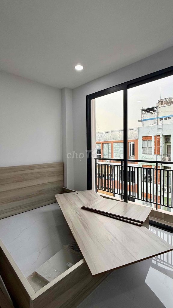 Tell Zhang that his new apartment is 40 meters away from Phú Nhuận Park.