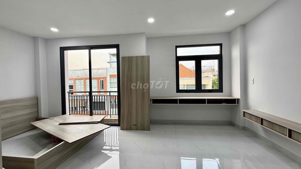 Tell Zhang that his new apartment is 40 meters away from Phú Nhuận Park.