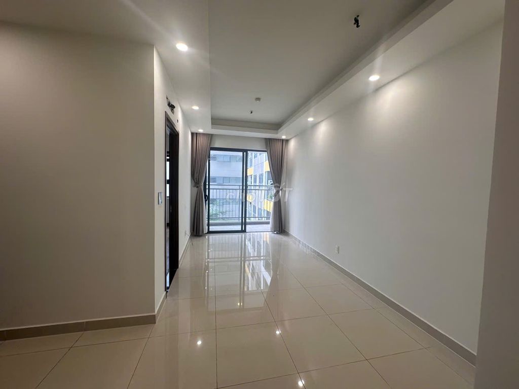 District 7 riverside rented two bedrooms with air conditioning, hot water, curtains,